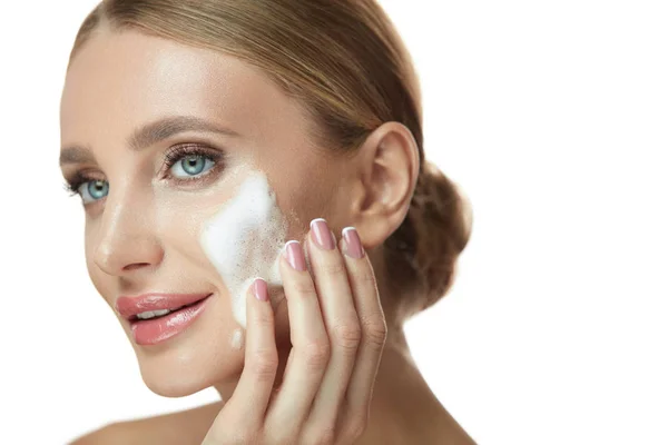 Ansiktsbehandling hudrengöringsmedel. Sexig tjej tvätta ansiktet med tvål skum — Stockfoto