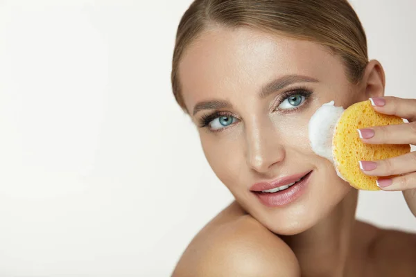 Kosmetické péči o obličej. Usmívající se žena čištění obličeje Facial Wash — Stock fotografie