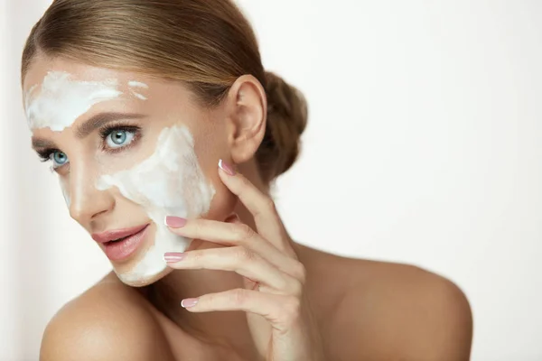 Szépségápolási, kozmetikai cikkek. A hab mosás arc szépség szexi nő — Stock Fotó