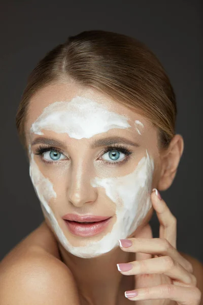 Beauty cosmetica. Sexy vrouw met het schuim wassen op schoonheid gezicht — Stockfoto