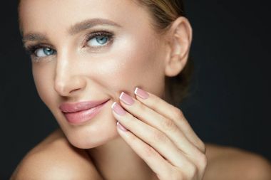 Kadın Güzellik yüz. Seksi kadın, taze doğal Glamour makyaj