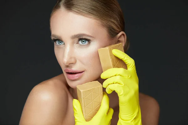 Очистка кожи. Девушка в перчатках, умывающаяся с мылом для прачечной — стоковое фото
