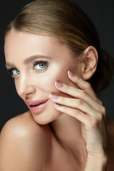 De gezicht van de schoonheid van de vrouw. Sexy vrouw met verse natuurlijke Glamour make-up — Stockfoto