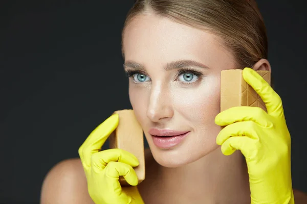 Hautreinigung. Mädchen in Handschuhen wäscht Gesicht mit Waschseife — Stockfoto