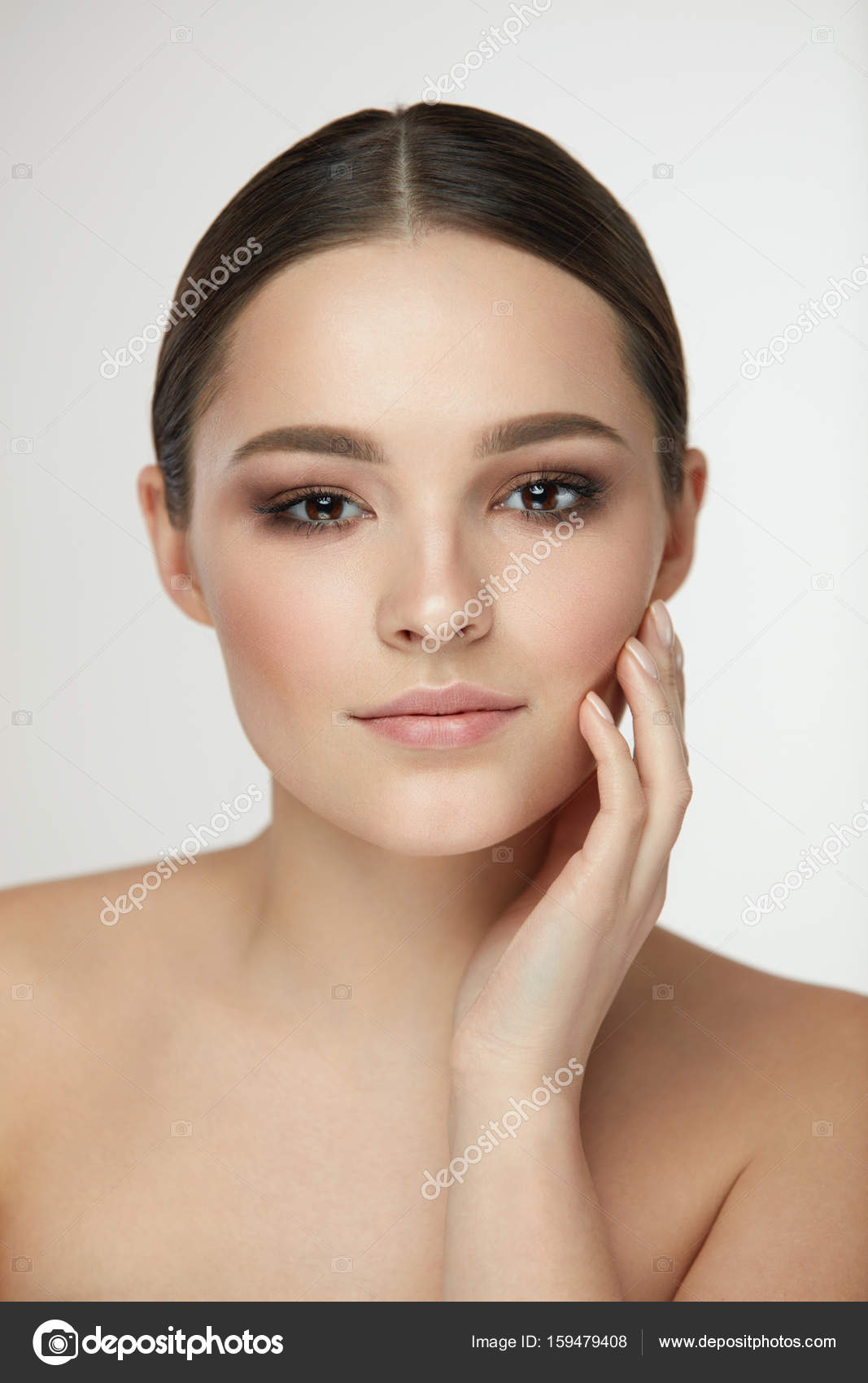foretrække suffix spand Woman Beauty Face. Female With Natural Makeup Touch Facial Skin Stock Photo  by ©puhhha 159479408