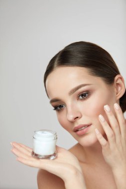 Kadın güzellik kozmetik. Güzel erkek yüzünde krem uygulamak