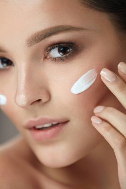 Güzellik kozmetik. Seksi kız yüz cilt üzerinde kozmetik krem