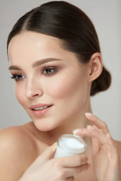 Cuidado de belleza facial. Mujer con crema de retención de maquillaje natural — Foto de Stock