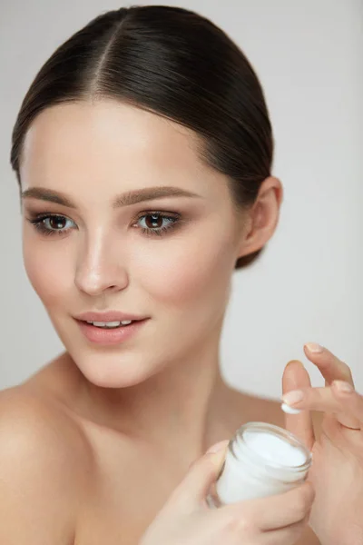 Cuidado de belleza facial. Mujer con crema de retención de maquillaje natural — Foto de Stock