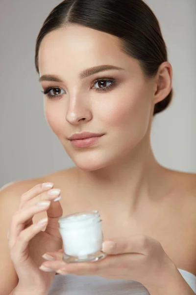 Cuidado de belleza facial. Mujer con crema de retención de maquillaje natural — Foto de Stock