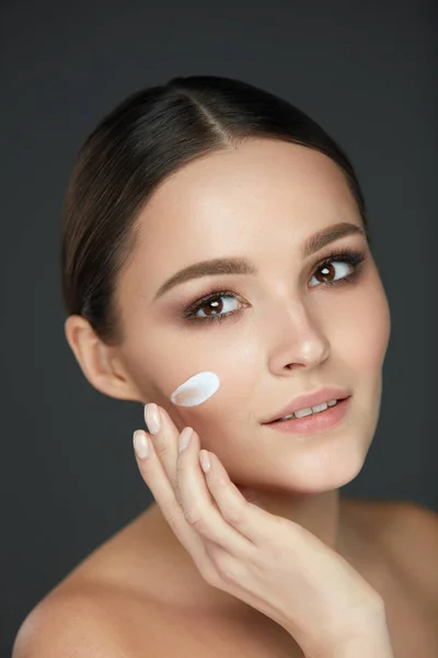 "Beautiful Woman Face With Cream On Fresh Soft Skin". Kosmetik — Stok Foto