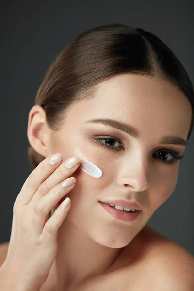 Kosmetik Kecantikan. Perempuan Menempatkan Krim Kosmetik Pada Wajah Indah — Stok Foto