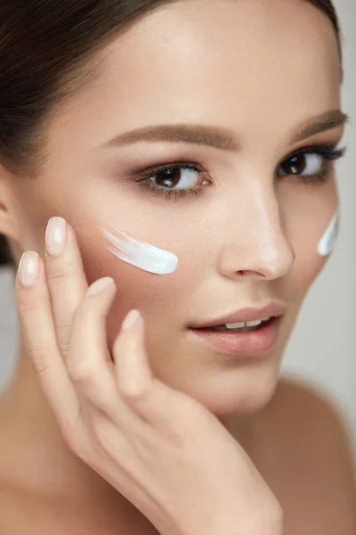Mulher Beauty Face Care. Retrato de fêmea com creme facial — Fotografia de Stock