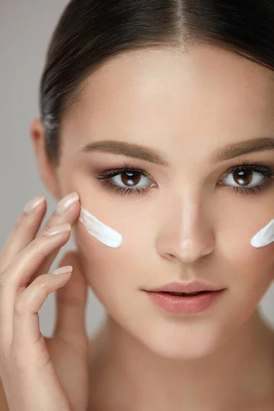 Cosméticos de belleza. Sexy cara de chica con crema cosmética en la piel — Foto de Stock