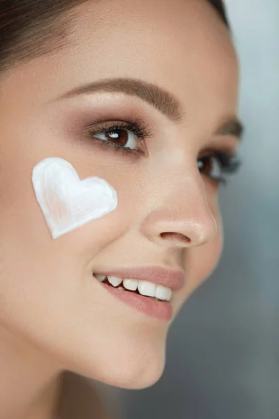 Beauty Skin Care. Wanita Dengan Hati Krim Di Wajah — Stok Foto