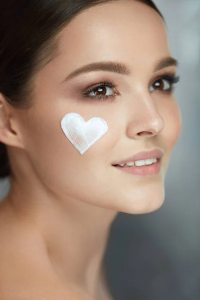 美容护肤系列。女人的脸上霜的心 — 图库照片