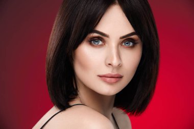 Güzel kadın yüz güzellik makyaj ve moda saç stili ile