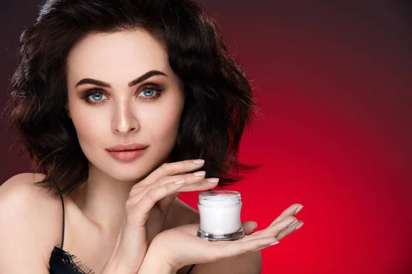 Woman Skin Beauty. Attractive Female With Face Cream — Stock Photo, Image