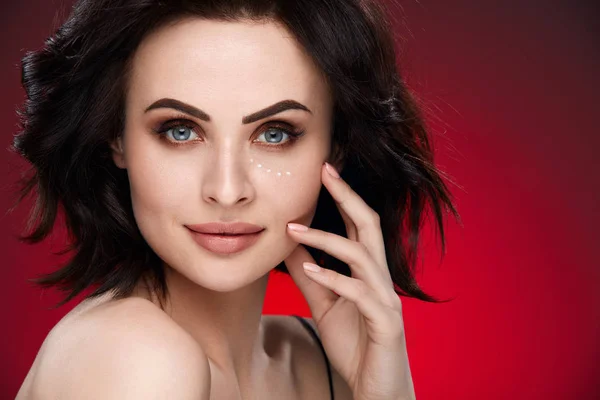 Ženská krása portrét. Žena s hnědými vlasy a make-up — Stock fotografie