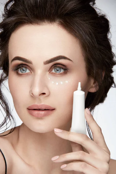 Eye Skin Care. Woman Applying Eye Cream On Skin — Stock Photo, Image