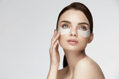 Göz cilt güzellik. Kadın, göz bakım ürünü yüz altında