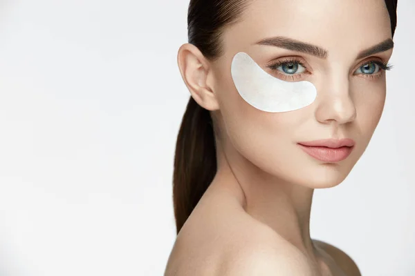 Under Eye Skin Patch. Beautiful Woman Face With Under Eye Mask — Stock Photo, Image