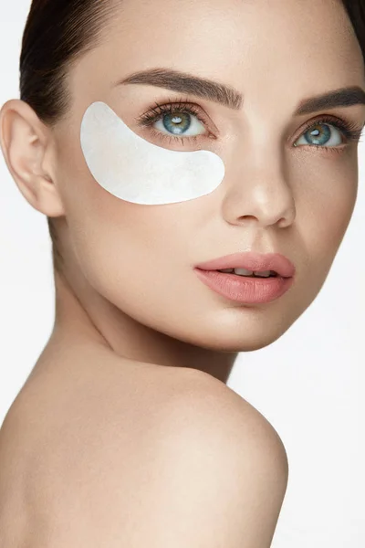 Under huden ögonlapp. Vacker kvinna ansikte med Under Eye Mask — Stockfoto