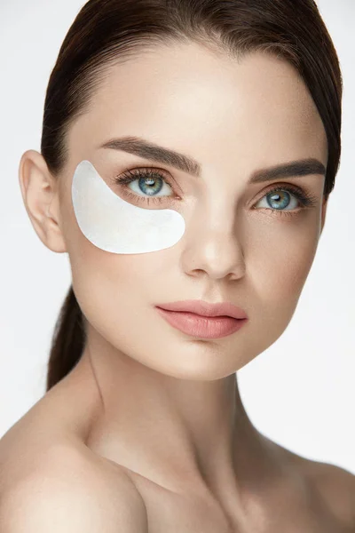 Under huden ögonlapp. Vacker kvinna ansikte med Under Eye Mask — Stockfoto