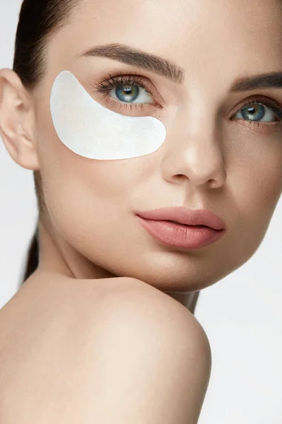 Under huden ögonlapp. Vacker kvinna ansikte med Under Eye Mask — Stockfoto