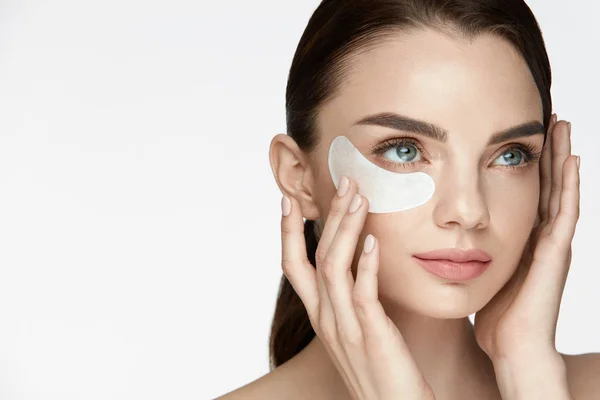 Ögat hudvård. Vackra leende kvinna applicera precis Under Eye Mask — Stockfoto