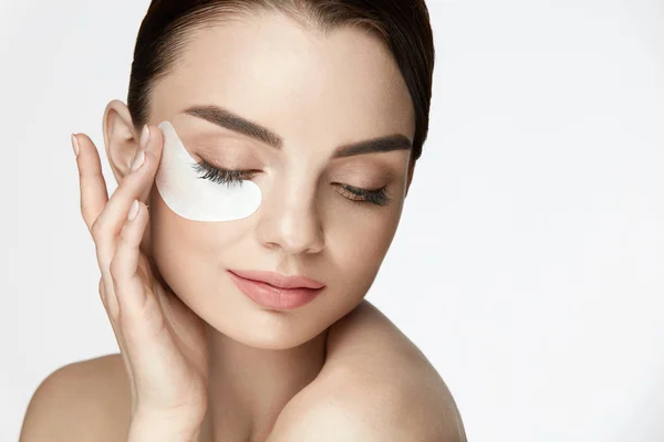 Patch Under Eye. Beautiful Woman With Under Eye Mask On Face — Stock Photo, Image