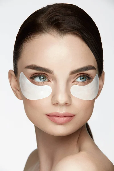 顔のスキンケア。目の下では、マスクの女性が肌にパッチします。 — ストック写真