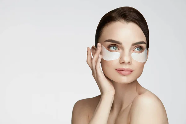 Oog huid schoonheid. Vrouw met onder Eye Care Product op gezicht — Stockfoto