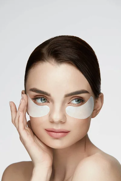 Eye Skin Beauty. Feminino com sob o cuidado do olho produto na cara — Fotografia de Stock