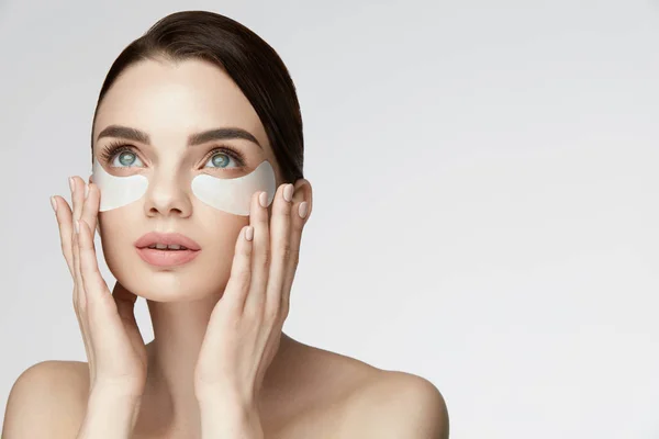 Skönhet ansikte hudvård. Kvinna Applicera under ögonen patchar på ansikte — Stockfoto