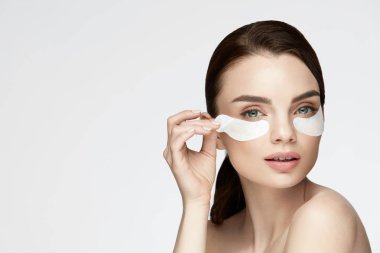 Kadın Güzellik yüz maskesi gözleri altında