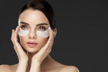 Göz bakımı altında. Kadın yüz gözlerinin altında yamalar ile