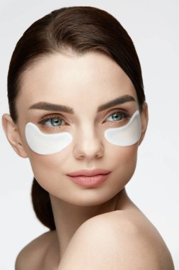 Göz cilt maskesi. Yüz göz düzeltme eklerinin altında olan dişi