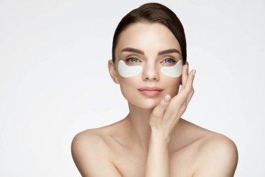 Göz cilt güzellik. Kadın yüz gözlerinin altında yamalar ile