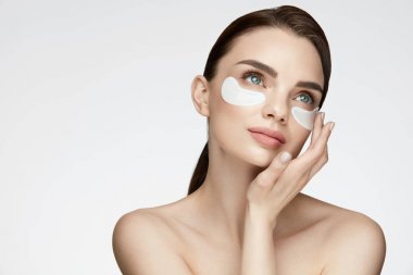 Göz cilt güzellik. Kadın yüz gözlerinin altında yamalar ile