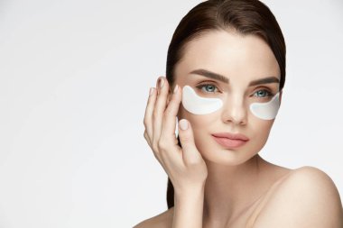 Göz cilt güzellik. Kadın yüz gözlerinin altında yamalar ile