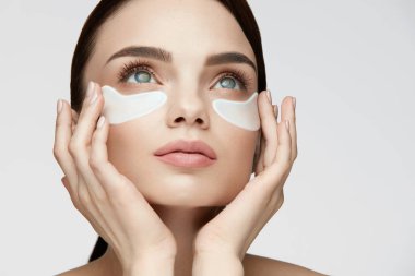 Göz Cilt Bakımı. Yüz göz düzeltme eklerinin altında beyaz kadınla