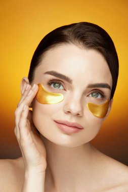 Göz cilt bakım yamalar. Güzel gülümseyen kız yüz maskesi