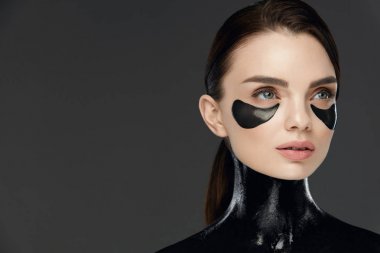 Yüz bakımı. Gözlerinin altında deri yamalar kadınla