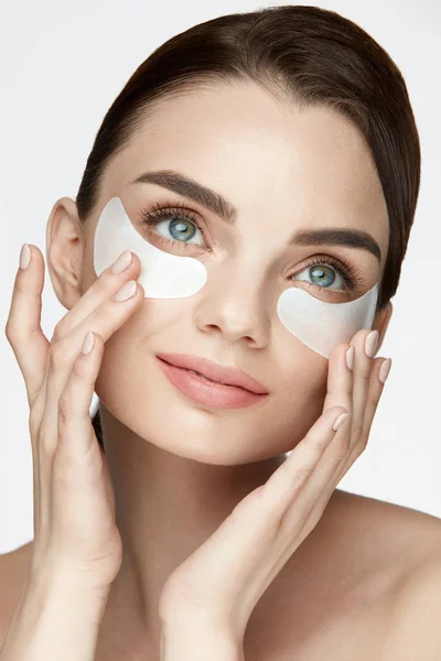 Beauté visage Soins de la peau. Femme appliquant des patchs sous les yeux sur le visage — Photo