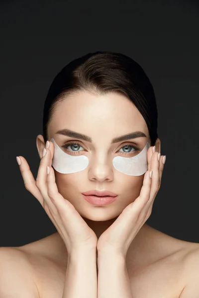 目の治療。女性の顔の眼の下のパッチ — ストック写真