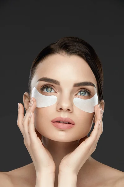 Onder behandeling van de ogen. Vrouw gezicht met Patches onder ogen — Stockfoto