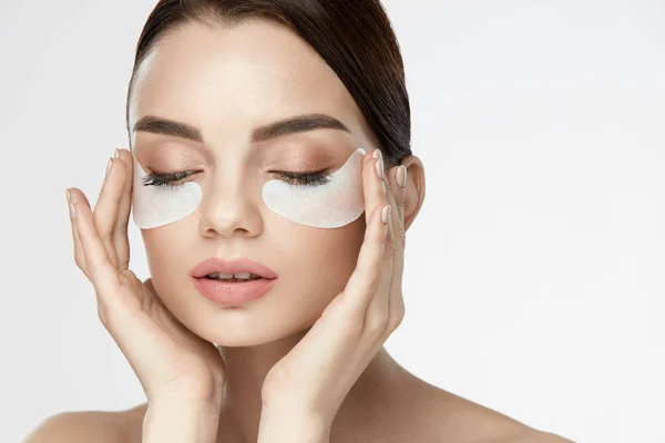 Eye Mask van de huid. Vrouw met onder ogen Patches op gezicht — Stockfoto
