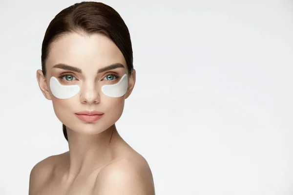 Eye hud Mask. Kvinna med Under Eye Patches på ansikte — Stockfoto