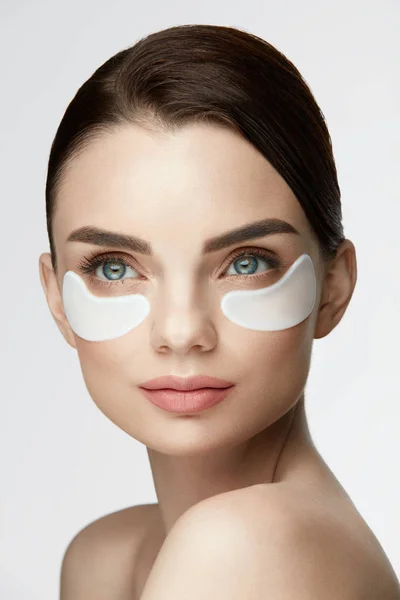 Eye Mask van de huid. Vrouw met onder ogen Patches op gezicht — Stockfoto